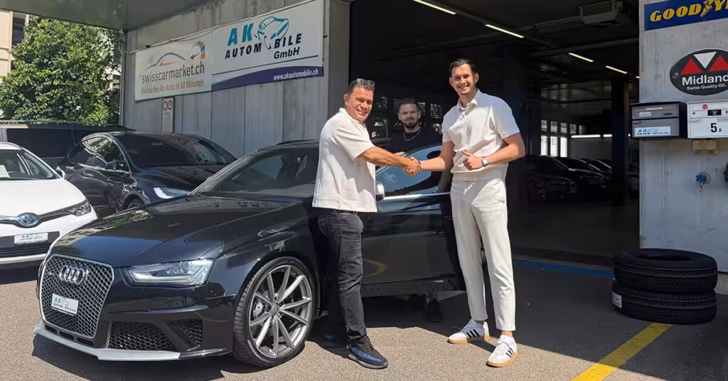 Zufriedener Kunde mit seinem gebrauchten Automatikfahrzeug von SwissCarMarket in der Schweiz